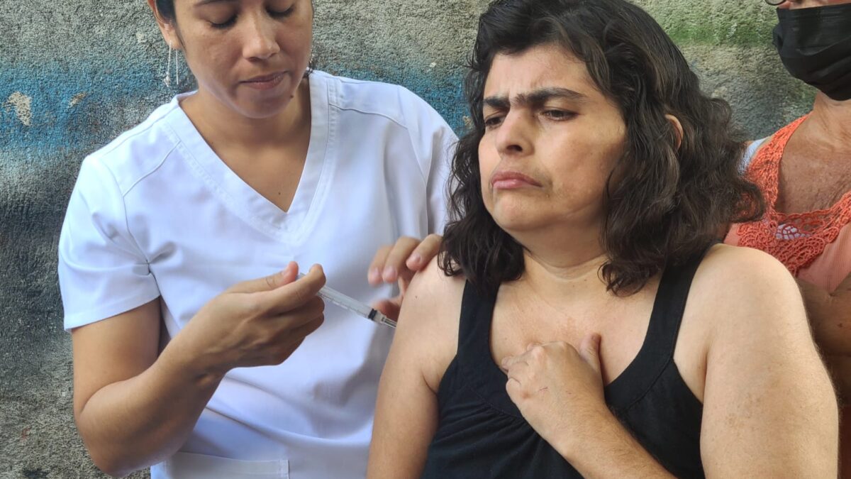 Familias del barrio Bóer en Managua se inmunizan contra la Covid-19