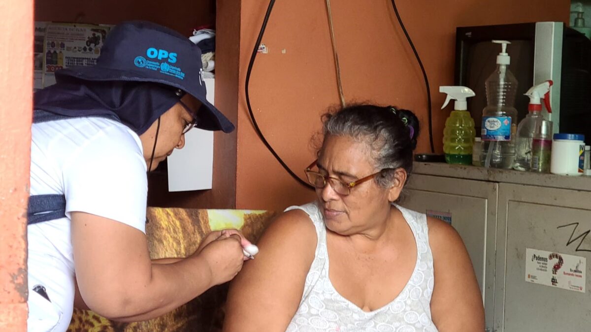 Habitantes del distrito II de Managua se inmunizan contra la Covid-19