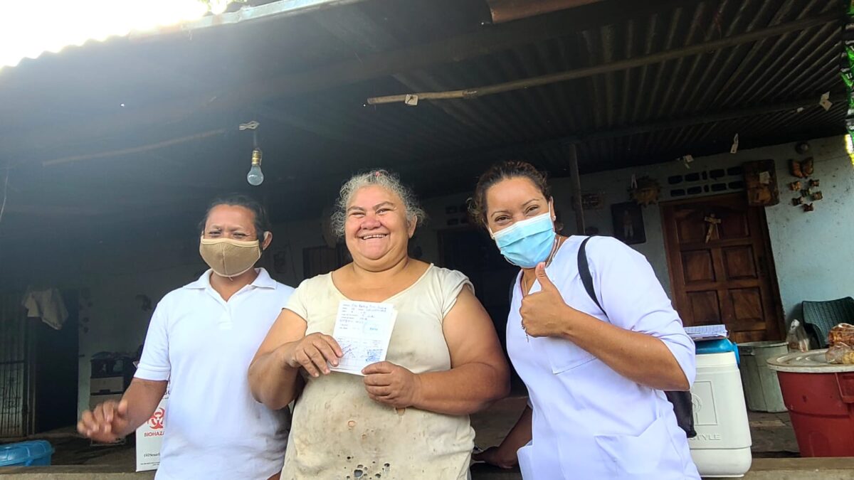 Habitantes de Ticuantepe se inmunizan contra la Covid-19