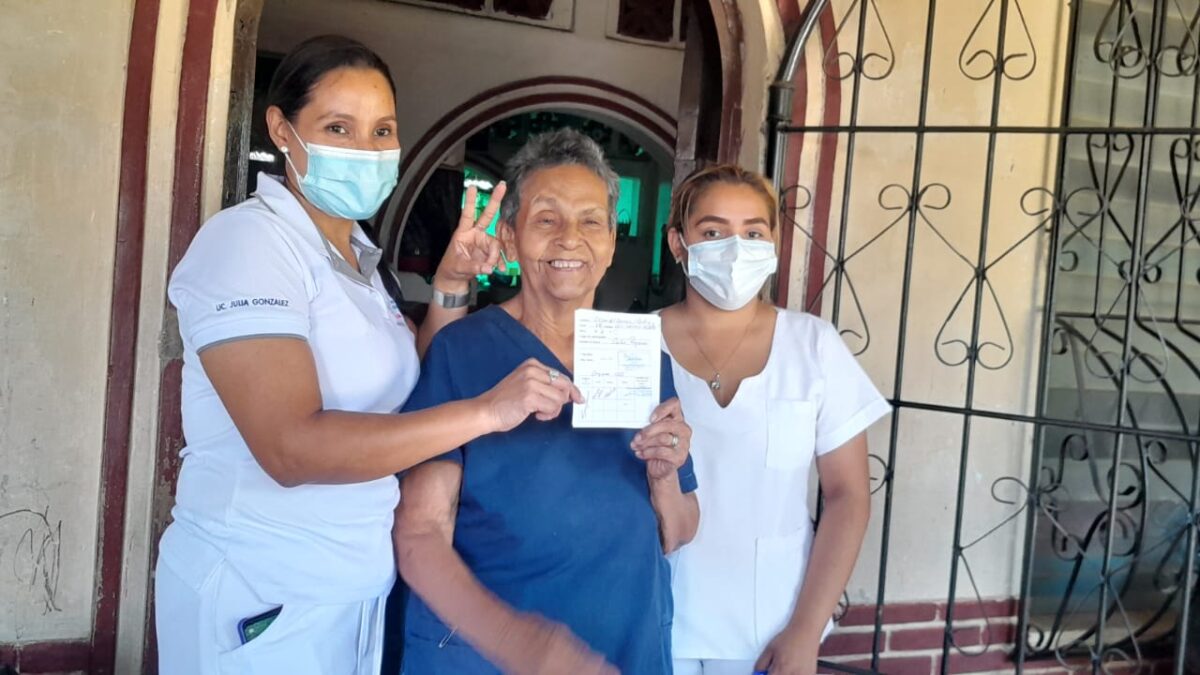 Habitantes del barrio Sócrates Sandino se inmunizan contra la Covid-19