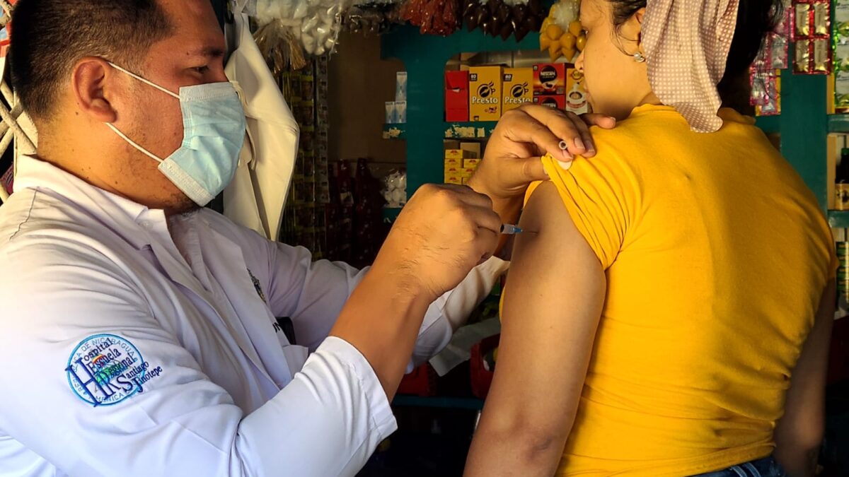 Habitantes del barrio El Riguero se inmunizan contra la Covid-19