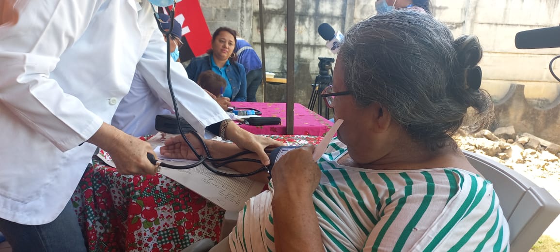 Habitantes del barrio Anexo Miraflores atienden su salud gratuitamente en clínica móvil