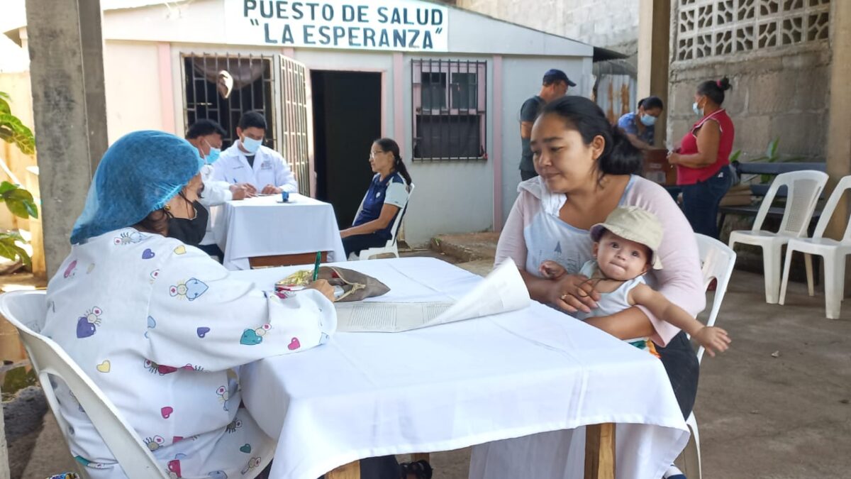Habitantes del barrio La Esperanza atienden su salud en clínica móvil