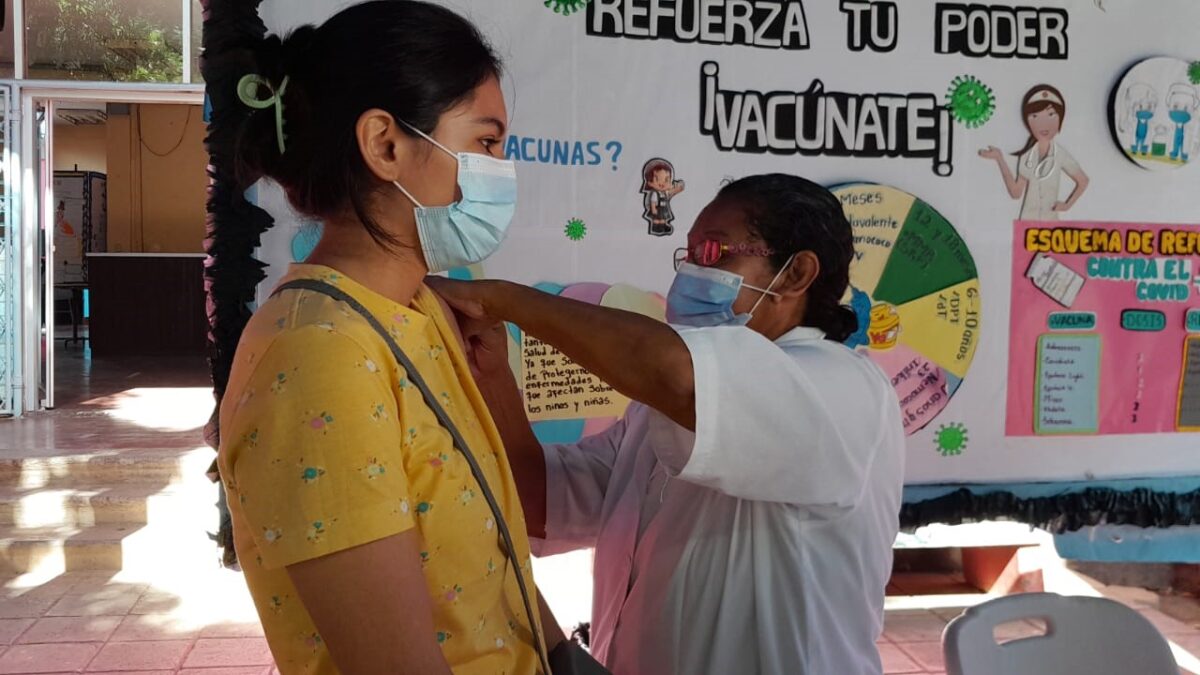 Habitantes del distrito IV cuidan su salud aplicándose vacunas contra la Covid-19