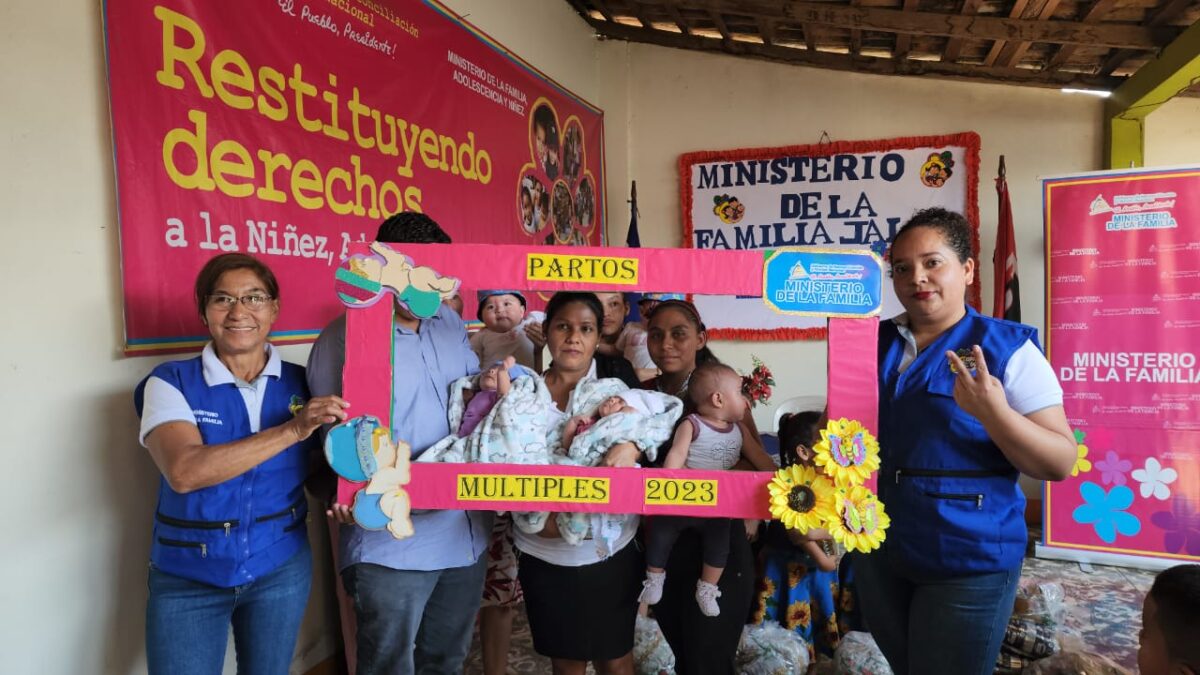 Madres con partos múltiples reciben paquetes alimenticios en Jalapa
