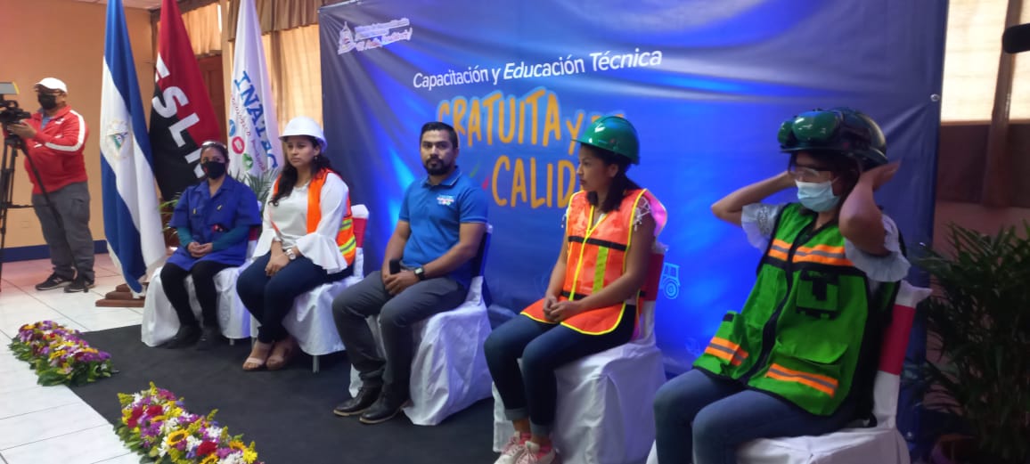 Mujeres cursan carreras técnicas sobre industria y construcción impartidas por el Inatec