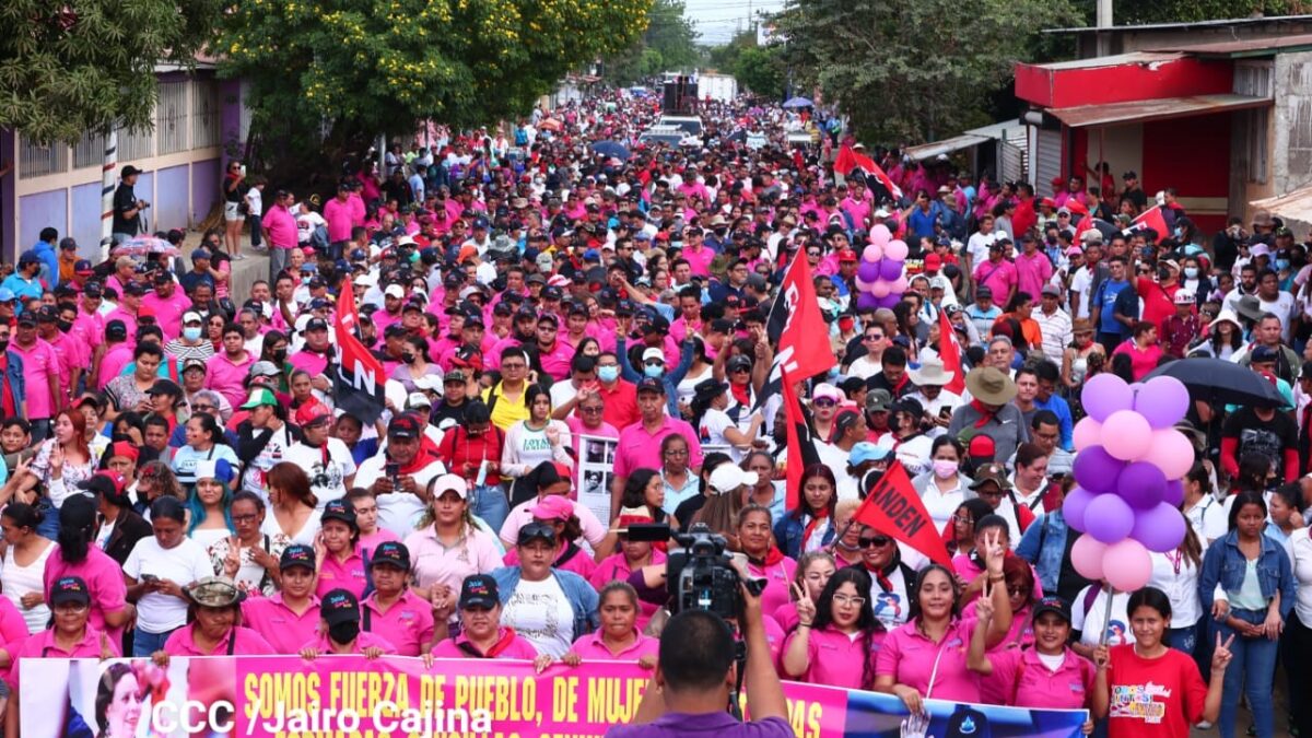 Mujeres conmemoran su día con una caminata en Managua