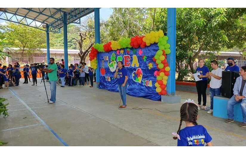 Niñez de la Escuela Melania Morales conmemora el Día Mundial del Autismo