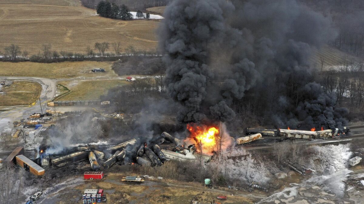 Tren con materiales peligrosos se descarrila en una zona rural de Dakota del Norte