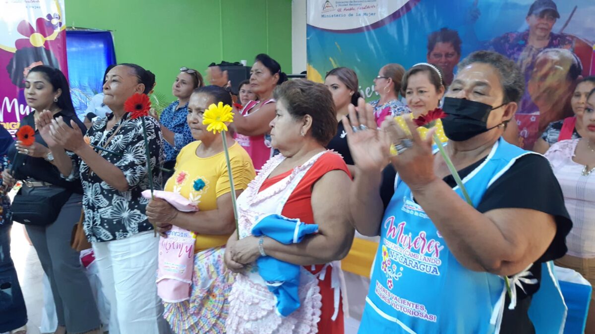 Vendedoras del mercado Mayoreo celebran inicio del mes de la mujer
