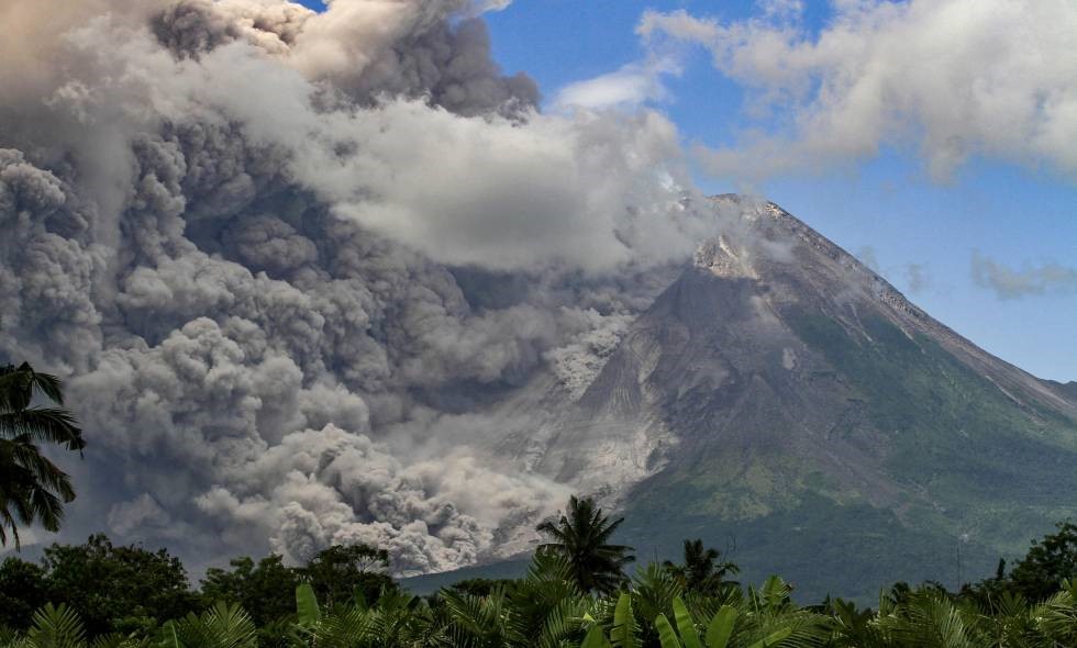 Volcán Monte Merapi en Indonesia expulsa nubes calientes