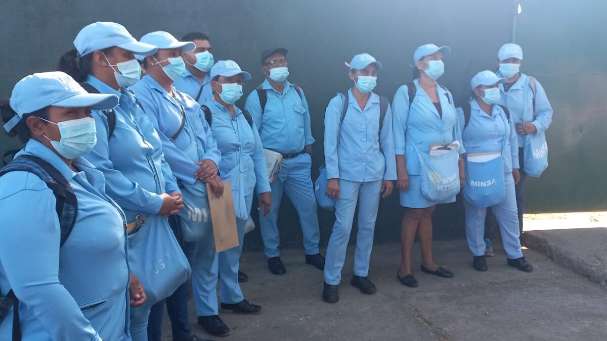 Brigadistas realizan abatización en barrio San Sebastián para eliminar mosquitos y prevenir enfermedades
