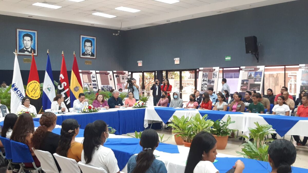 Entregan becas universitarias a bachilleres de zonas rurales en Nicaragua