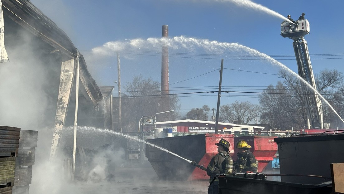 Voraz incendio estalla en una planta de fabricación de metales en Cleveland, EE.UU.