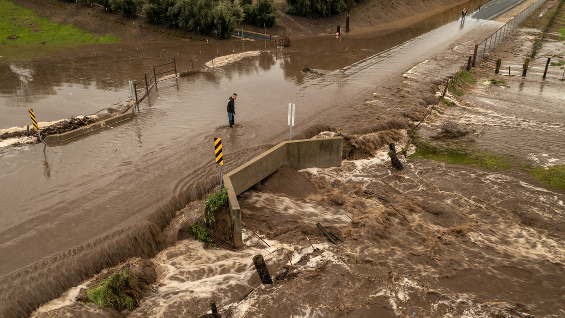 Intensas lluvias dejan dos muertos, miles de evacuados y graves inundaciones en California, EE.UU.