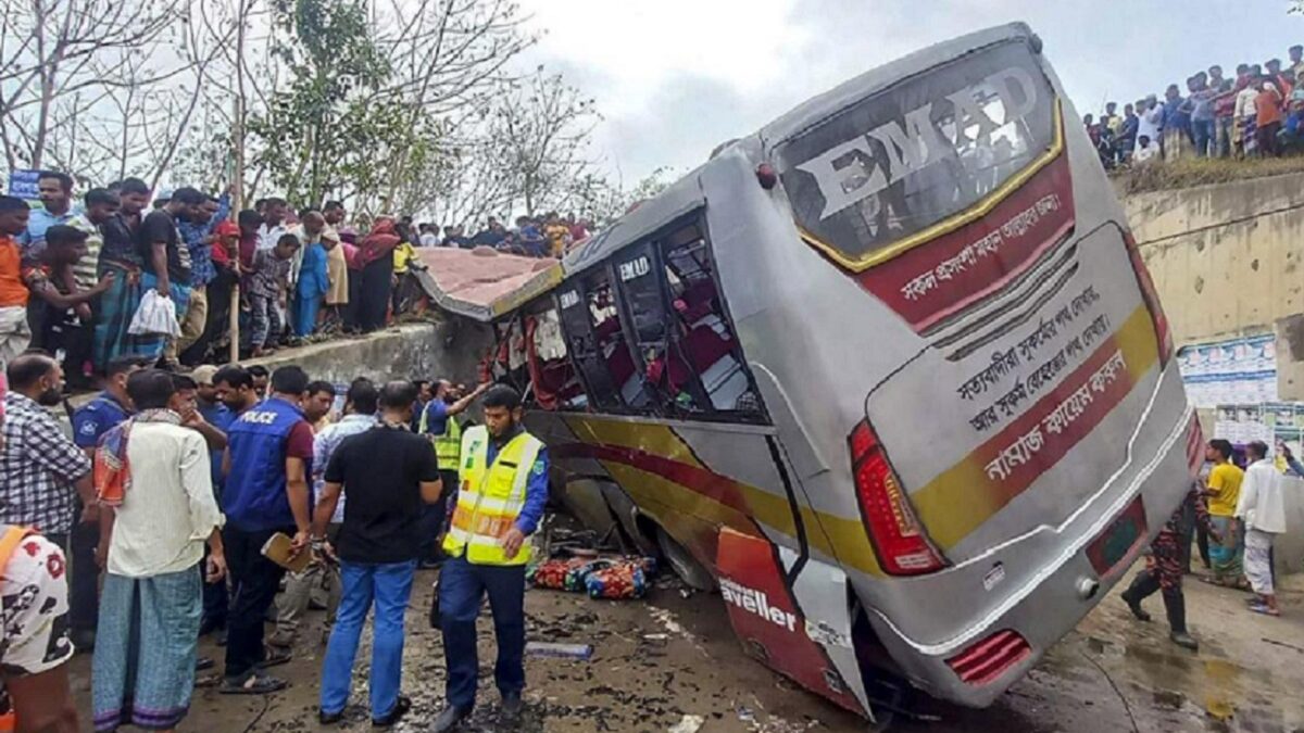 Al menos 16 muertos al caer un autobús en una zanja en Bangladesh