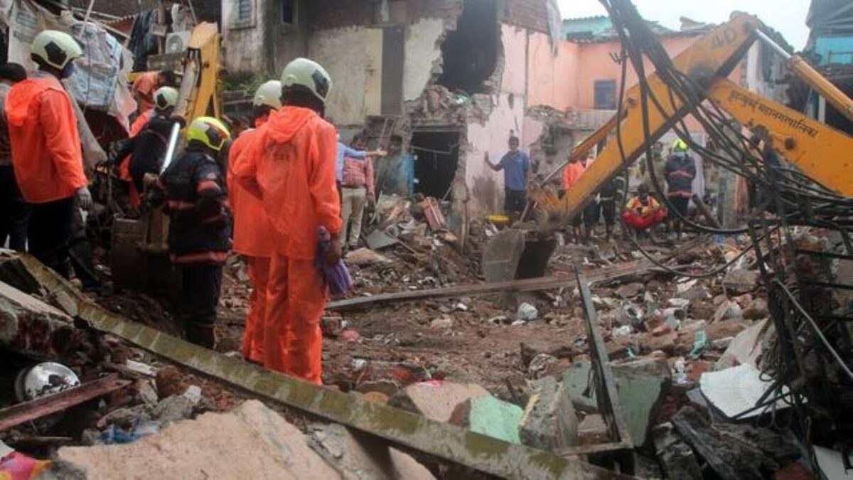 Al menos 12 muertos al derrumbarse el suelo de un templo en India