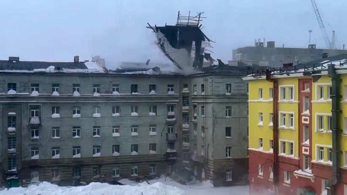 Fuertes vientos desprenden techo de un edificio en una ciudad rusa del Ártico