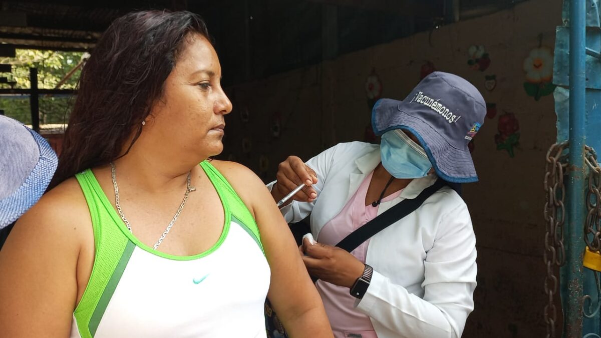 Avanza jornada de vacunación contra la Covid-19 en el barrio Rubén Darío