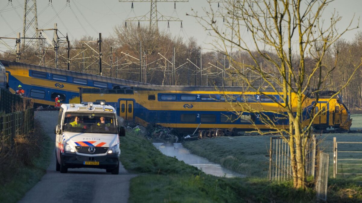 Descarrilamiento de tren de pasajeros deja un muerto en Países Bajos