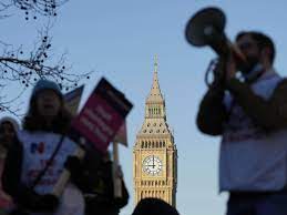 Docentes británicos se preparan para huelga tras rechazar plan salarial