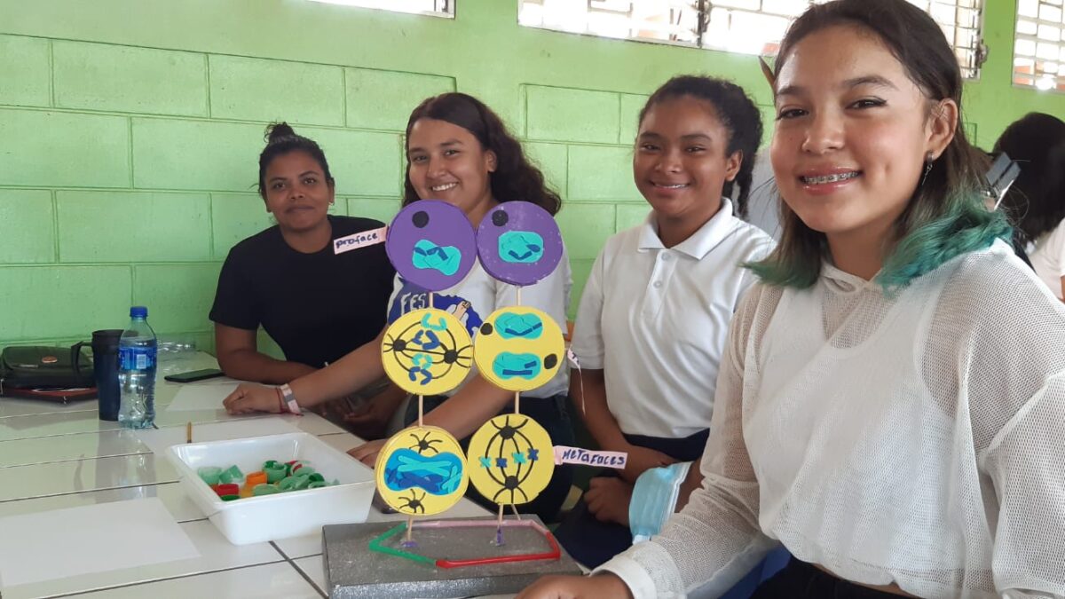 Estudiantes nicaragüenses realizan feria de innovación para el desarrollo
