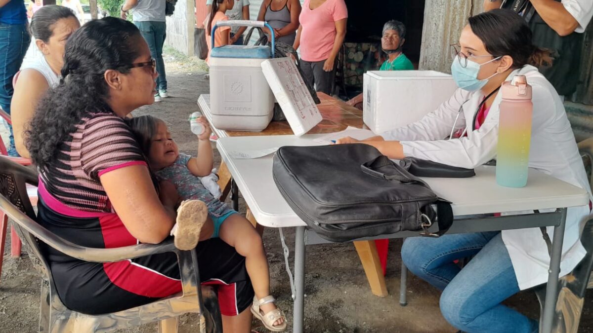 Habitantes del barrio Hugo Chávez reciben atención médica gratuita