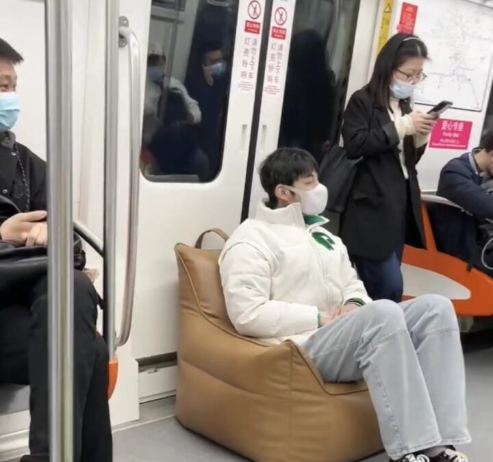Joven viaja en metro con su propio sillón portátil y desconcierta a los internautas
