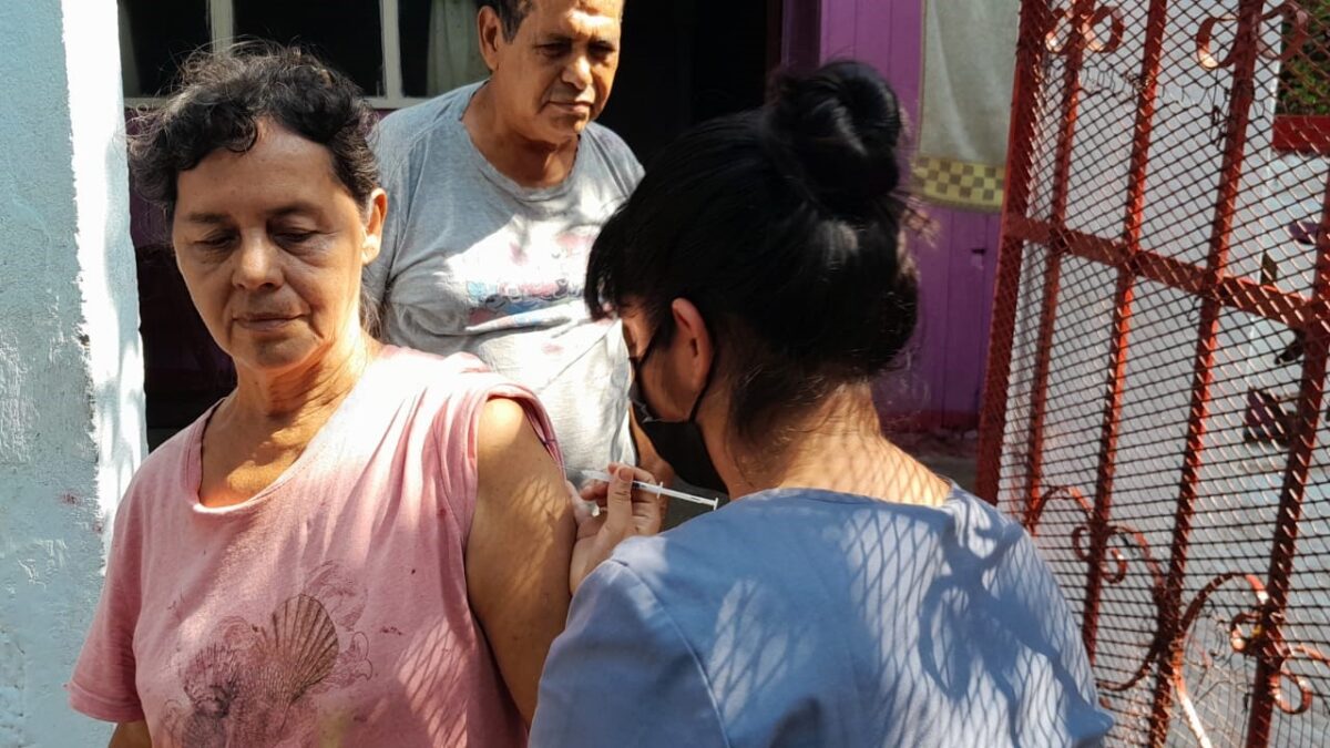 Habitantes del barrio Isaías Gómez se inmunizan contra la Covid-19