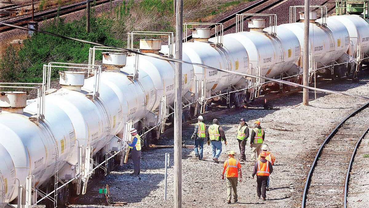 Se descarrilan tres vagones de un tren con ácido sulfúrico en EE.UU.