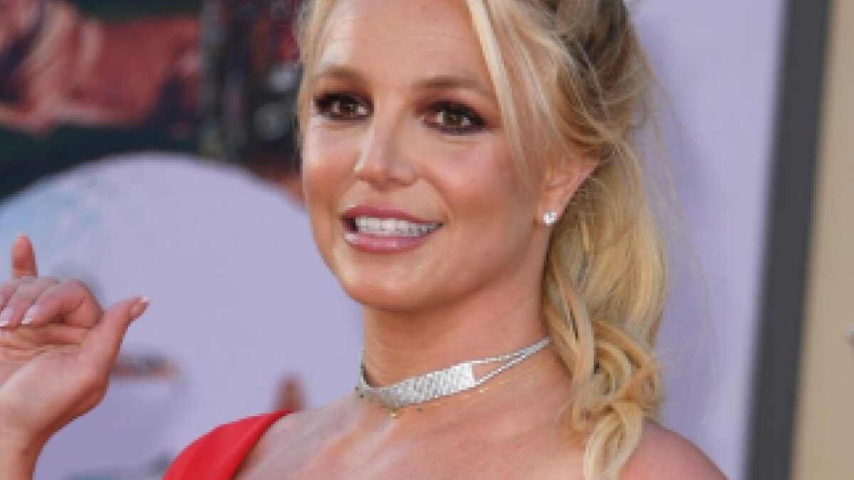Britney Spears se quita su anillo de casada antes de irse de vacaciones
