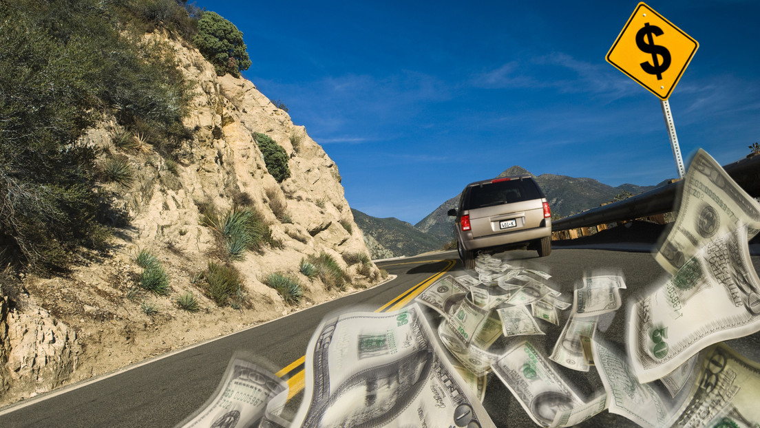 Un conductor arroja 200 mil dólares en una autopista de EE.UU.