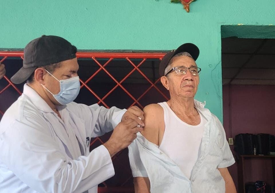 Desarrollan jornada de inmunización con pobladores del barrio Anexo San Antonio