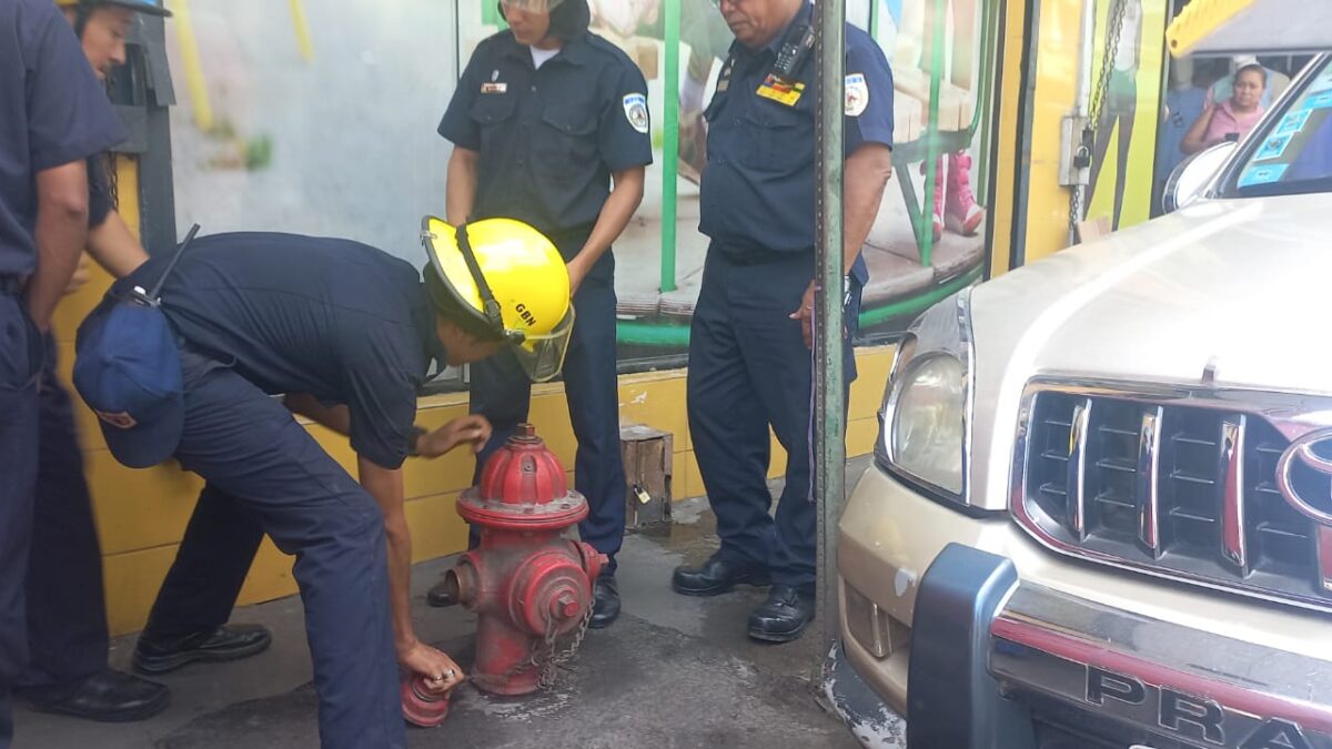 Bomberos inspeccionan buen estado de los hidrantes del mercado Oriental