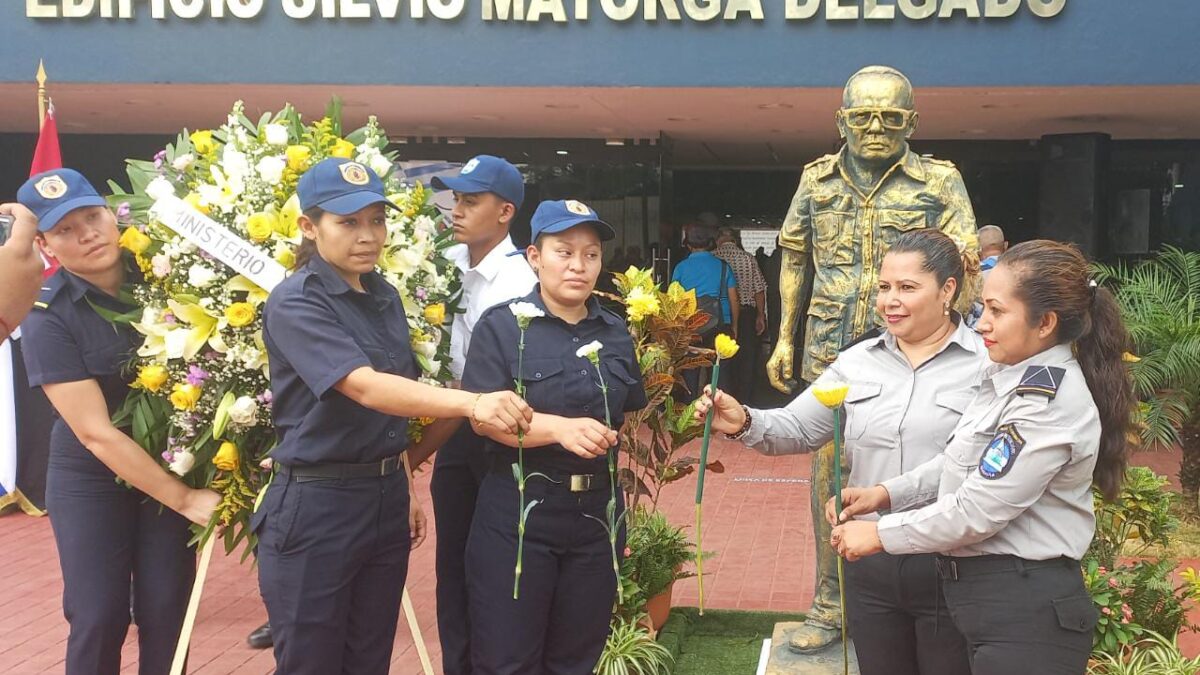 Depositan ofrenda floral en memoria del revolucionario Tomás Borge Martínez