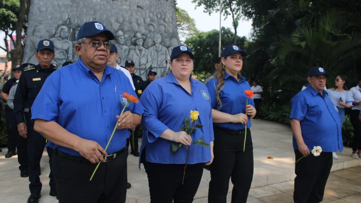 Funcionarios públicos colocan ofrendas florales al mausoleo de Tomás Borge Martínez