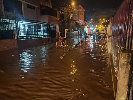 Cincuenta personas son rescatadas tras fuertes lluvias en Quito, Ecuador
