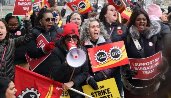 Más de 155 mil servidores públicos se declaran en huelga por mejoras salariales en Canadá