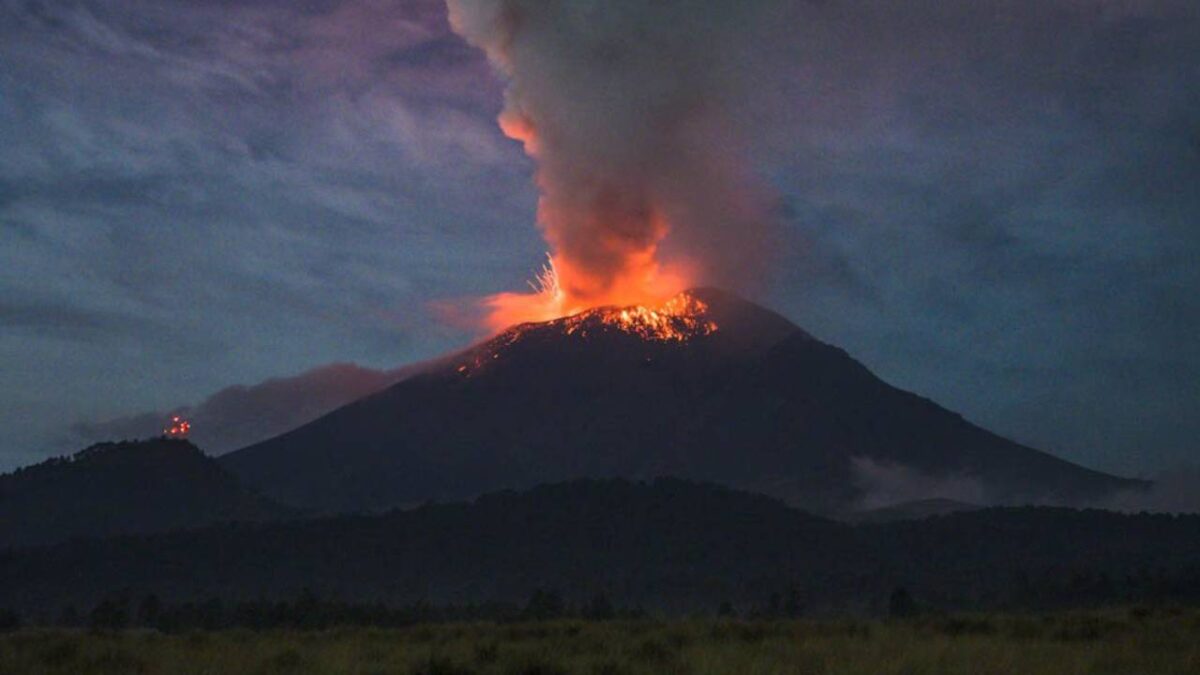 México suspende clases tras erupción del volcán Popocatéptl
