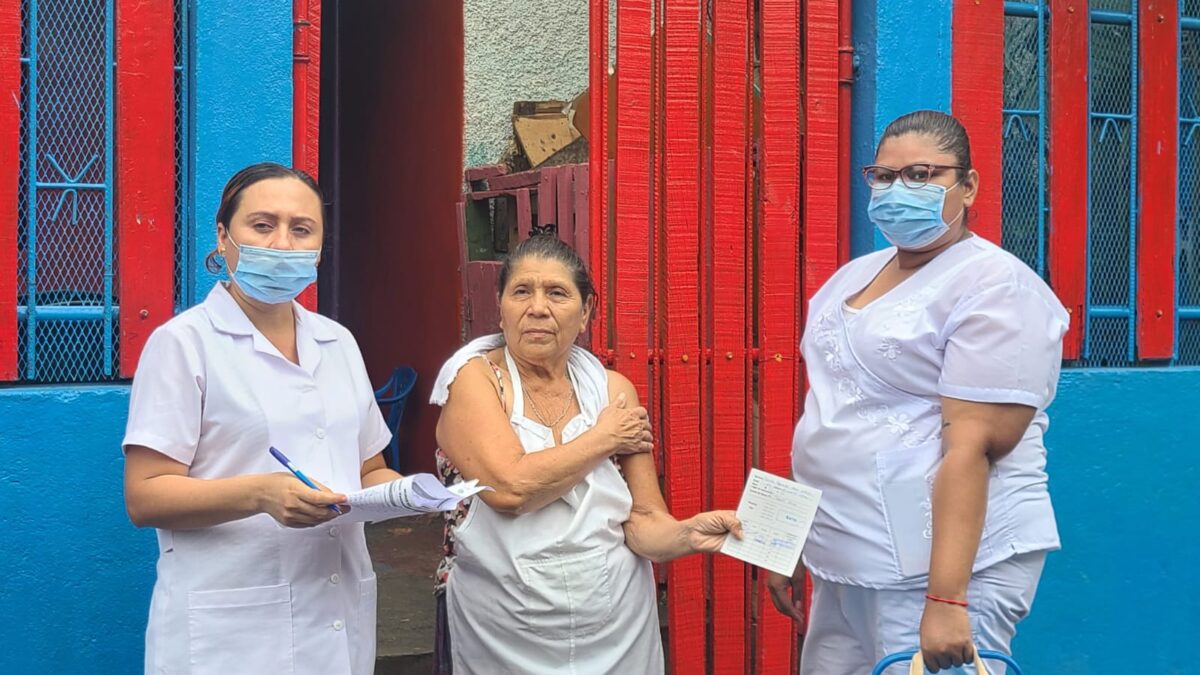 Continúan inmunizando ante la Covid-19 a familias del barrio Jonathan González