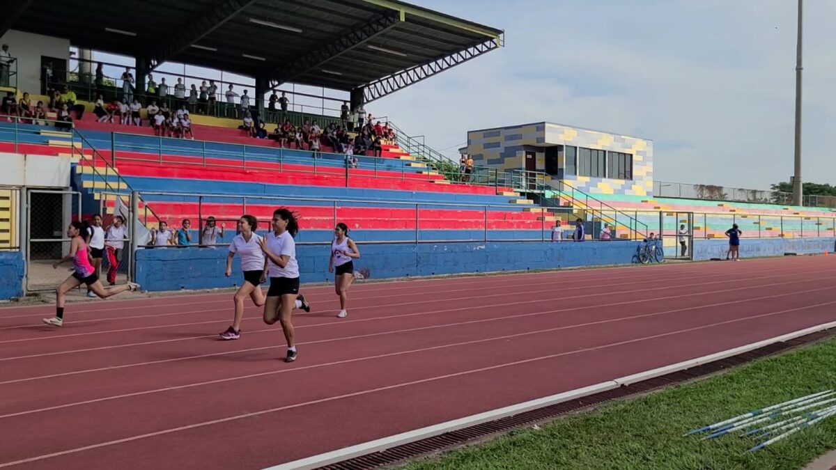 Estudiantes participan en las competencias departamentales de atletismo