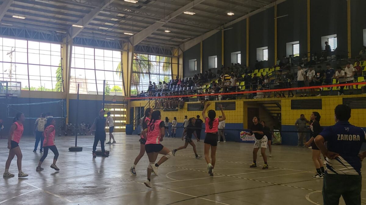Estudiantes inauguran festival de voleibol sala en categoría femenino y masculino