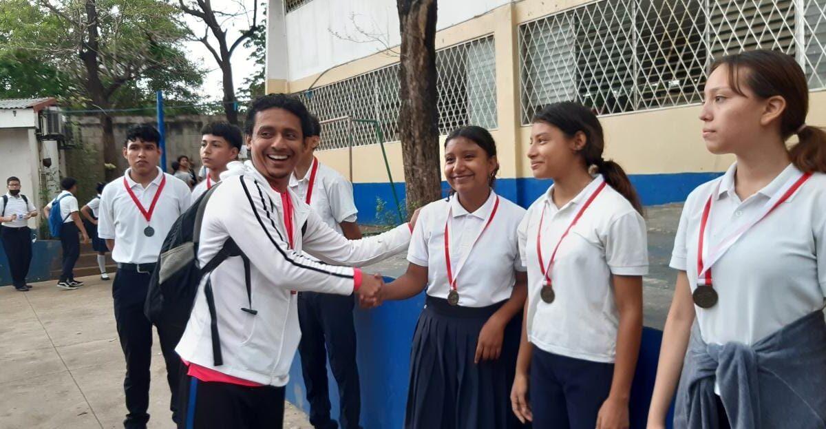 Estudiantes realizan maratón deportivo en saludo a las madres nicaragüenses