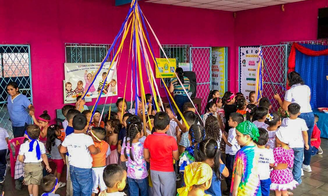 Infantes participan en festival de palo de mayo en Boaco