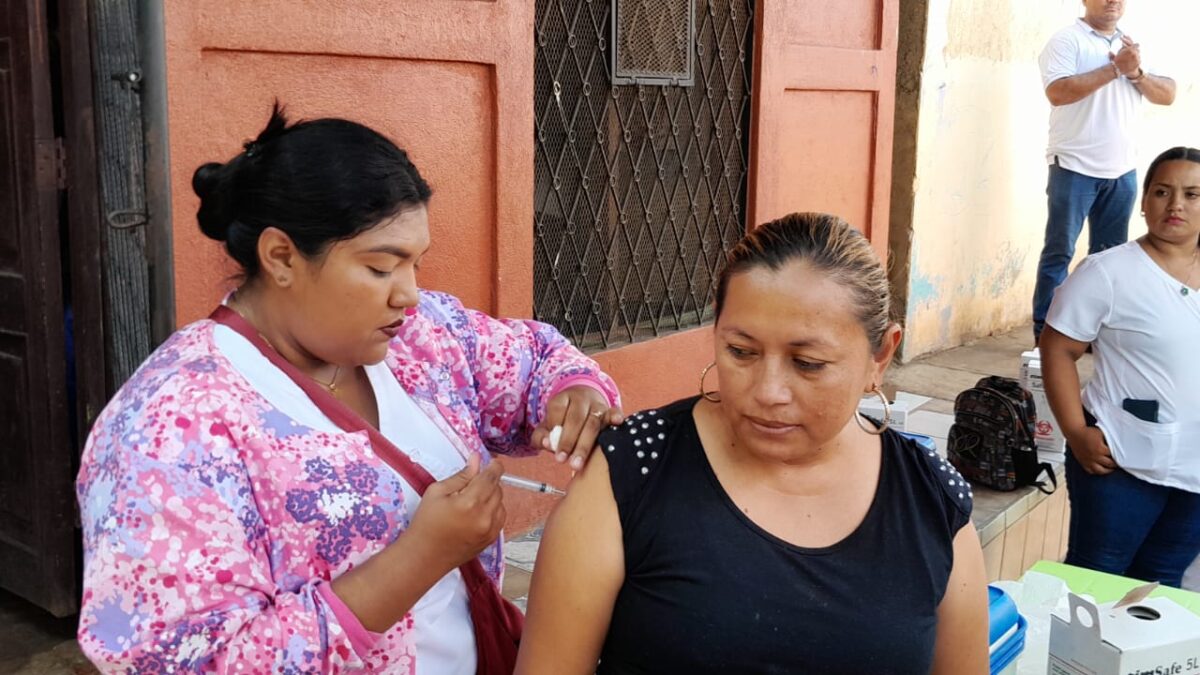 Población nicaragüense continúa protegiéndose contra la Covid-19