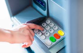 Aumentan denuncias por emisión de billetes dañados en cajeros automáticos