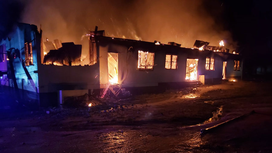 Trágico incendio en una escuela deja 20 muertos en Guayana