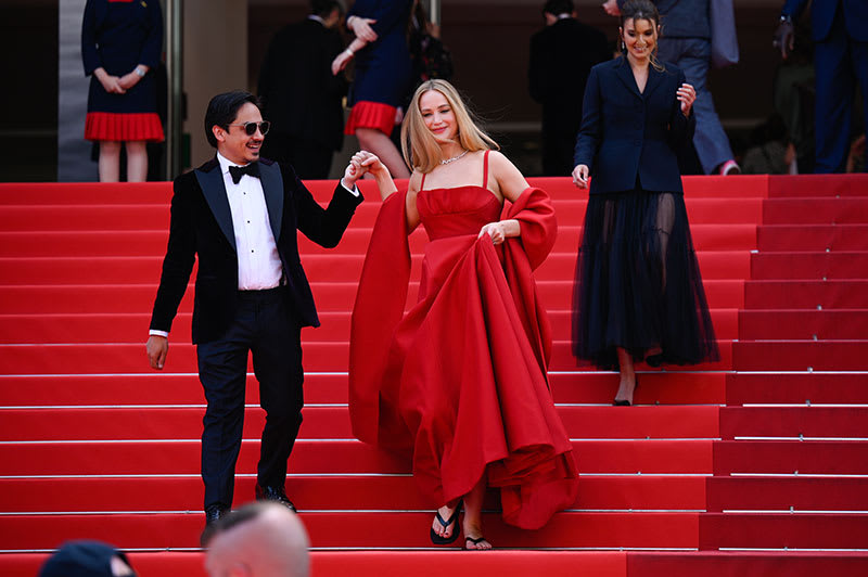 Jennifer Lawrence desfila en chinelas en el Festival de Cannes
