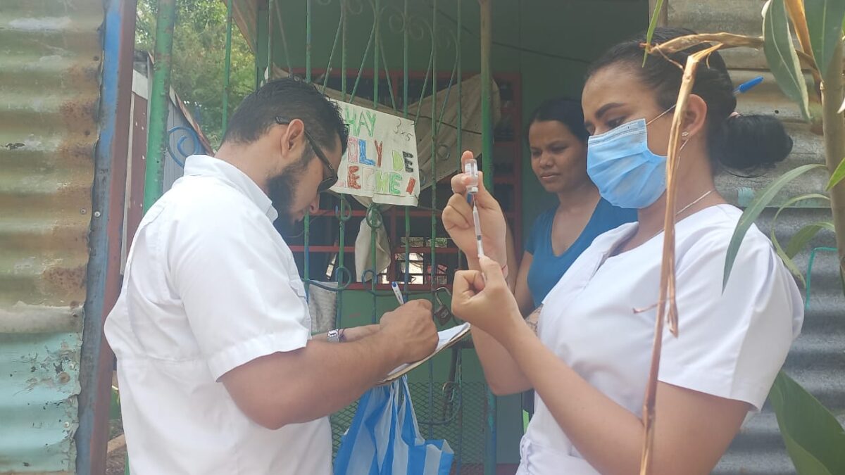 Más personas del barrio Juan Emilio Menocal se vacunan contra la Covid-19