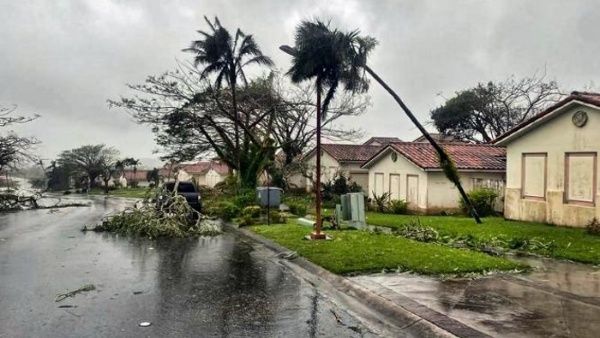 Tifón Mawar pasa por isla de Guam con categoría 4